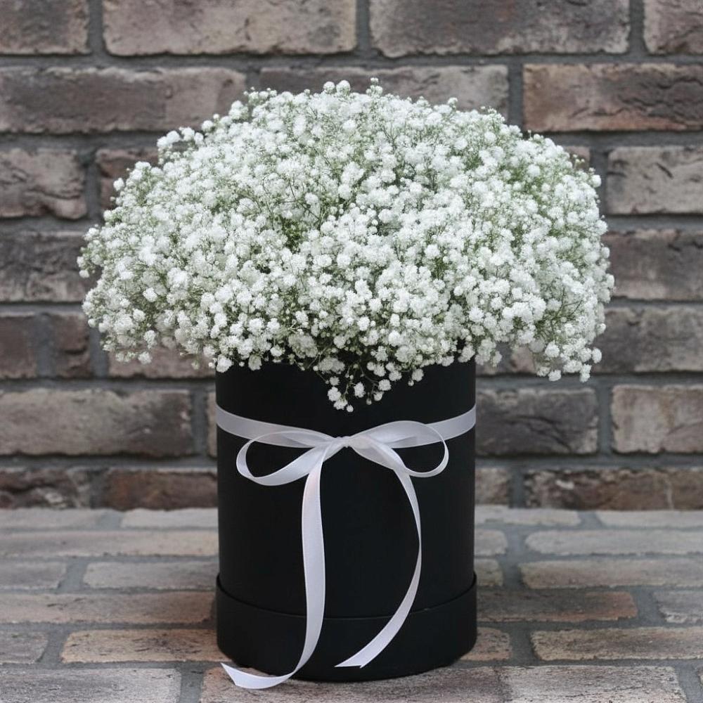 Цветочная композиция из Гипсофила в шляпной коробке в Сива