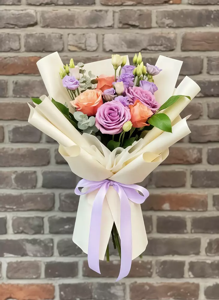 Букет цветов из: Лизиантусы и Розы в Сива