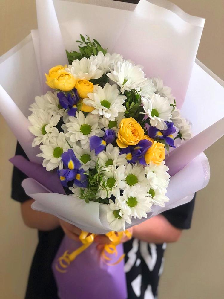 Букет цветов из: Ирисы, Хризантемы и Розы в Сива