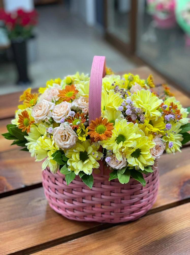 Цветочная композиция из Хризантемы и Розы в корзине в Сива