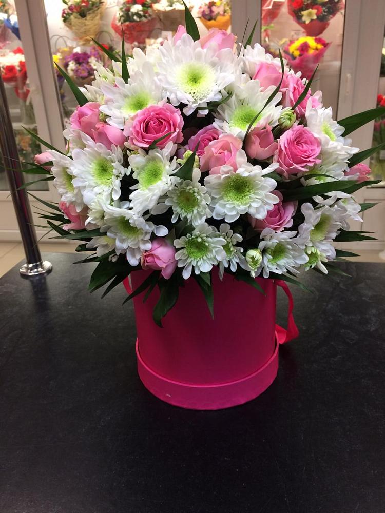 Цветочная композиция из Розы и Хризантемы в шляпной коробке в Сива