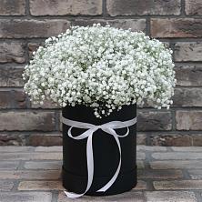 Цветочная композиция из Гипсофила в шляпной коробке в Сива