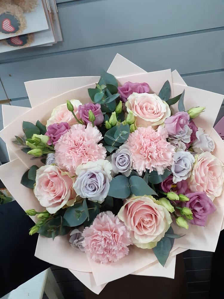 Букет цветов из: Розы, Гвоздики и Лизиантусы в Сива